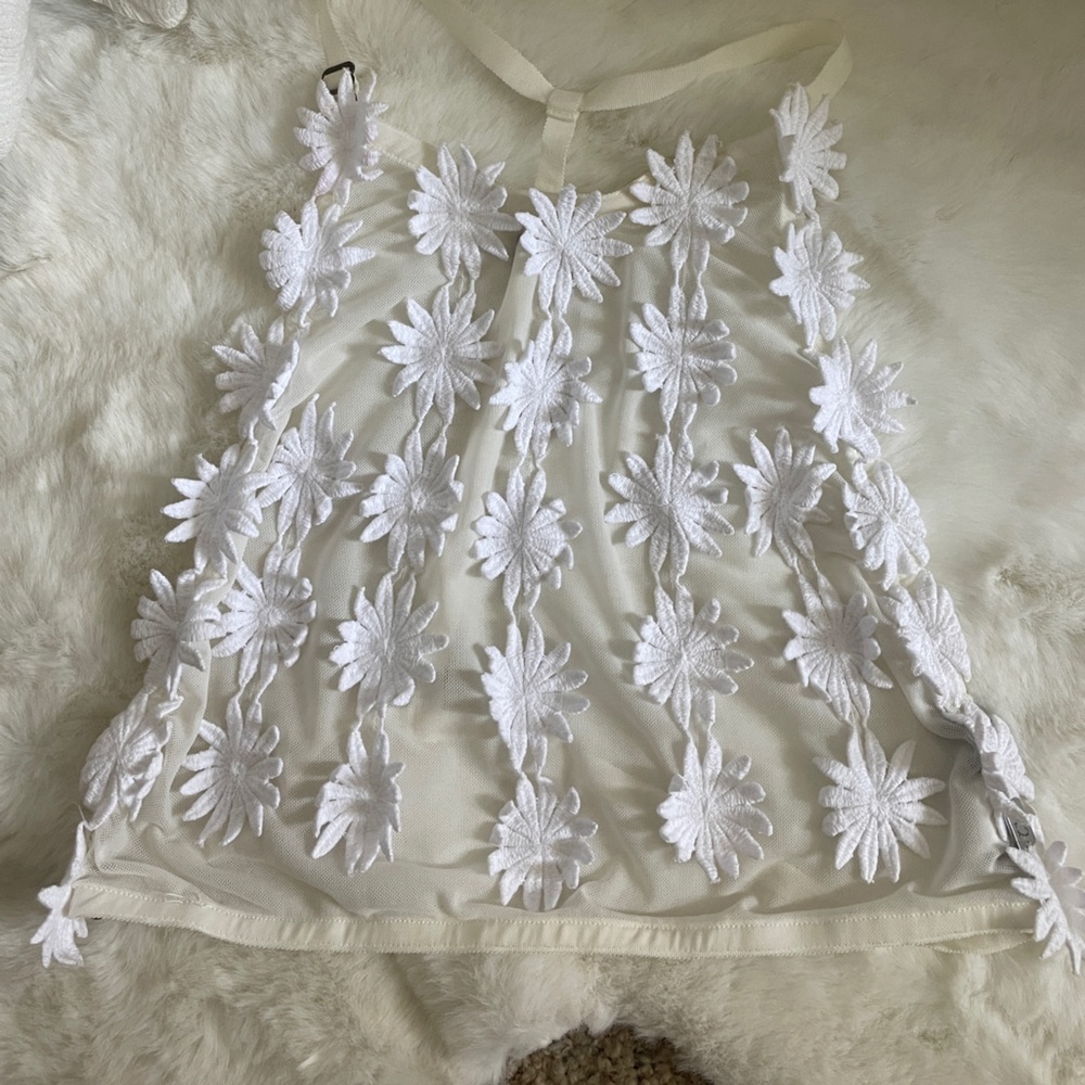See though mesh, razor back daisy embroidered detailed.